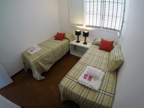 耶尔瓦布埃纳CasaLolaMora的客房设有两张床、一张沙发和一个窗口。