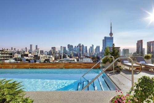 多伦多1 Hotel Toronto的一座城市天际线的游泳池