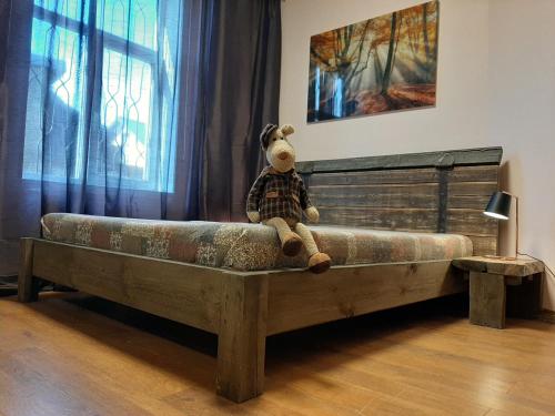 里加Champêtre Déjà Vu的床上坐着泰迪熊