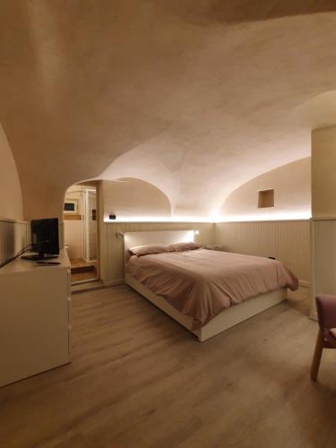 奥斯塔Casa De Giorgis的一间卧室配有一张床和一台电视