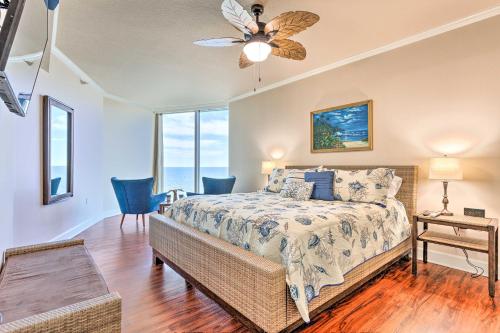 比洛克西Spacious Biloxi Getaway with Pools and Beach Access!的一间卧室配有一张床和吊扇