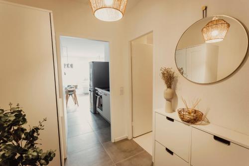 莱比锡Stilvolles Apartment in ruhiger Lage的一间带镜子和电视的客厅