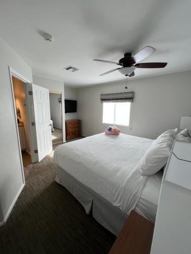 GetAways at Havasu Dunes Resort客房内的一张或多张床位