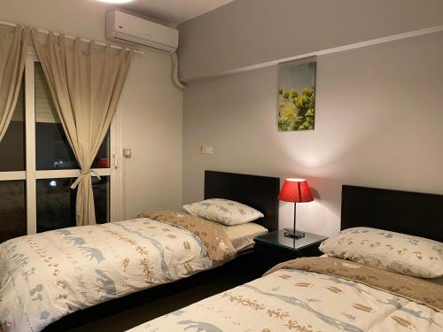 开罗Al-Rehab luxury apartment的一间卧室设有两张床和窗户。