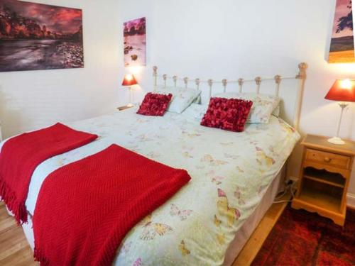 杰德堡3 Queen Marys Buildings的一间卧室配有一张带红色枕头的床