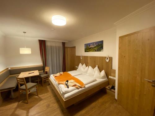 拉姆绍达赫斯坦德尔布鲁肯豪夫拉姆绍酒店的酒店客房设有一张床和一张小桌子。