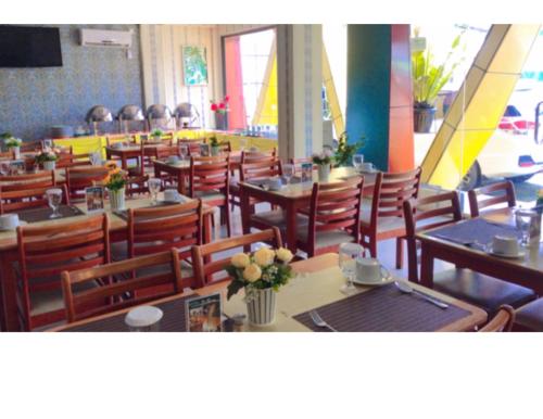 DLIRA SYARIAH HOTEL餐厅或其他用餐的地方