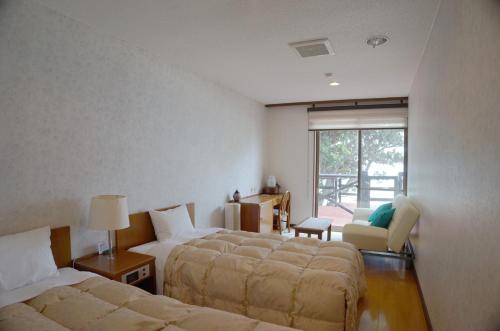 屋久岛海洋蓝屋久岛酒店的酒店客房设有两张床和窗户。
