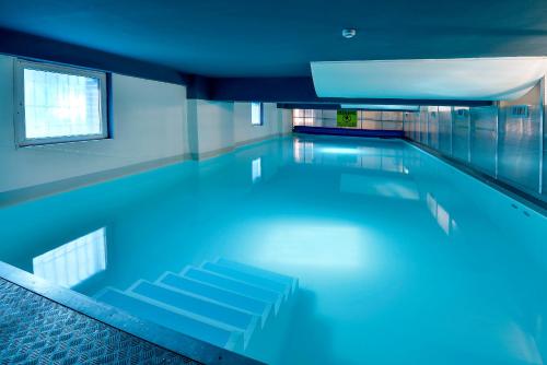 布拉格附加布拉格酒店的一座拥有蓝色灯光的游泳池