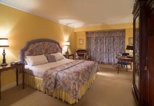 约尔阿赫尼斯联排别墅酒店和海鲜餐厅的酒店客房设有床和窗户。
