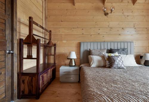 班加罗尔The Pine Loft的一间卧室设有一张床和木墙