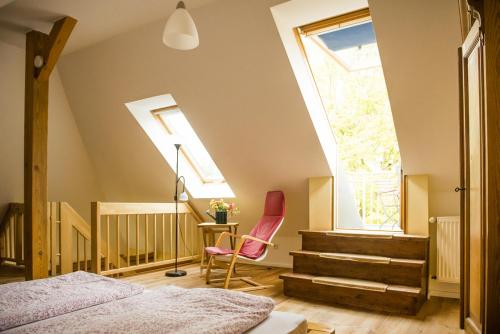 费尔德伯格Haus Seenland的一间卧室设有一张床、一个窗口和一把椅子