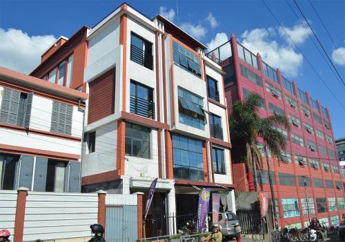 塔那那利佛Valiha Serviced Apartments Antananarivo的街道边的建筑物