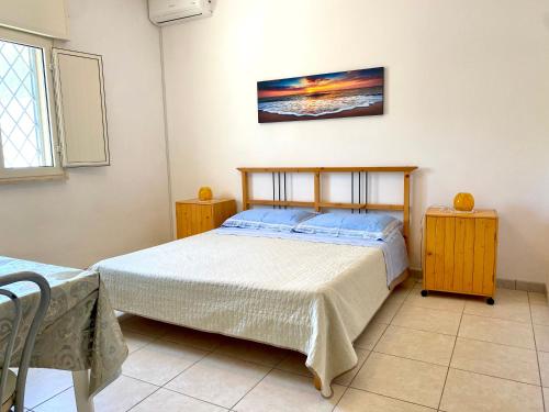普罗斯西托角Riva Degli Angeli House的卧室配有两张床,墙上挂着一幅画
