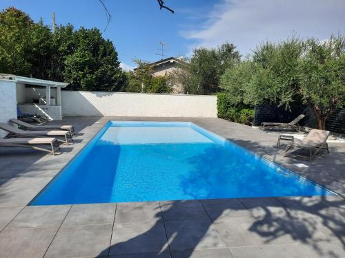 莫尼加B&B Fior di Magnolia的后院的蓝色海水游泳池