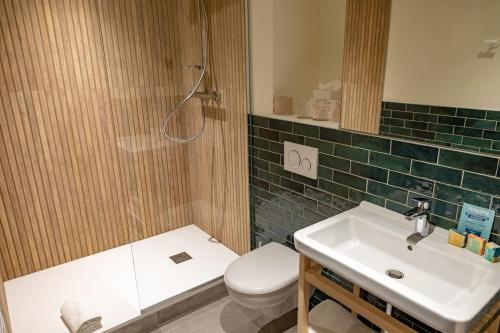 巴黎La Belle Ville的浴室配有卫生间、盥洗盆和淋浴。