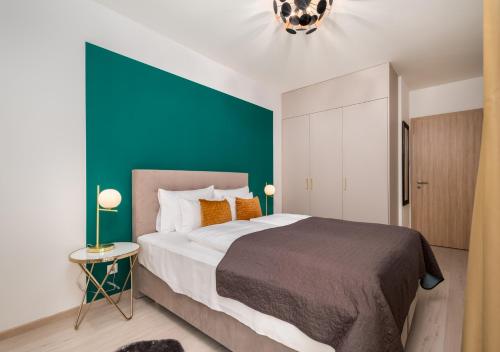 布达佩斯Vagabond Grand'Or的一间卧室设有一张蓝色墙壁的大床