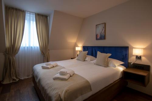 比哈奇Resort Una Park的一间卧室配有一张大床和毛巾