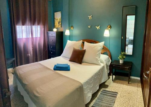 巴耶格兰雷伊Apartamentos San Jose的一间卧室配有一张带蓝色毛巾的床