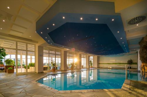 巴尔姆百慕森 - 酒店•高尔夫•Spa的一座带大型天花板的别墅内的游泳池