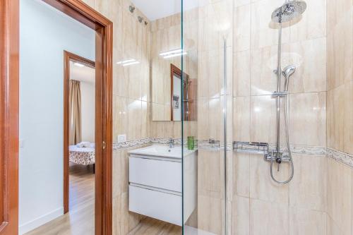 滨海帕尔姆Duplex Palm Mar B26的带淋浴和盥洗盆的浴室