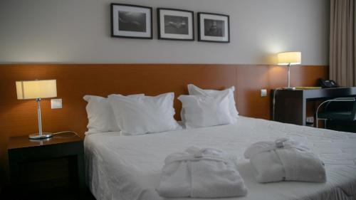 因纳特尔弗洛雷斯酒店客房内的一张或多张床位