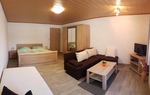 吕本Spreewaldpension Zickert的客厅配有沙发和1张床