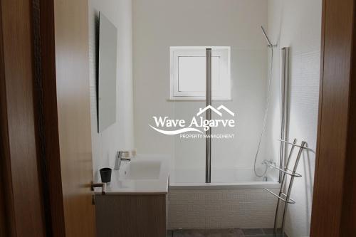 马林堡Villa Salinas in Castro Marim By Wave Algarve的浴室墙上有海浪提示标志