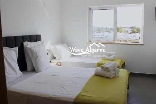 马林堡Villa Salinas in Castro Marim By Wave Algarve的一间卧室配有两张带毛巾的床