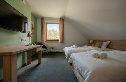 RegiminSzumi Las Events & Apartments的酒店客房,配有两张带毛巾的床