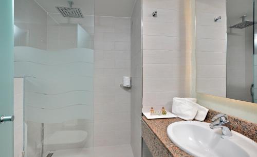 科洛尼亚圣霍尔迪卡布雷拉岛酒店 的一间带水槽和淋浴的浴室