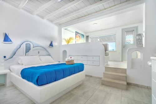 Bella View Mykonos Town Suites客房内的一张或多张床位