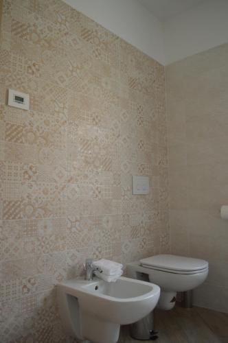 LessoloAgriturismo La Ca' d'Amelio的浴室配有白色卫生间和盥洗盆。