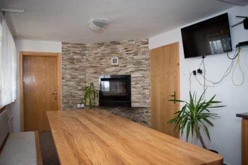DramljeVineyard Paradise Senica的客厅配有木桌和壁炉
