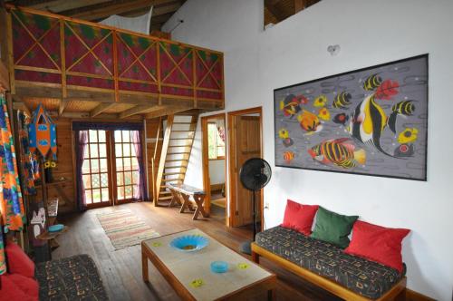 Castara卡斯塔拉度假屋的客厅配有沙发和桌子