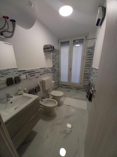 热那亚DOMUS SUPERBA的白色的浴室设有卫生间和水槽。