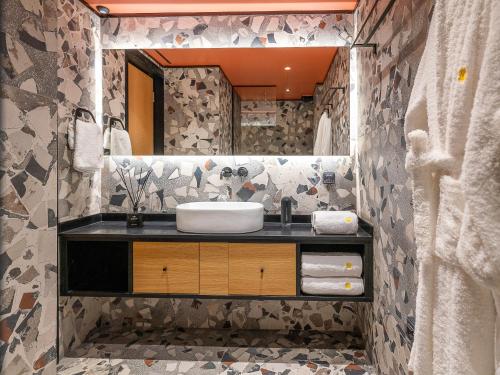 海若克利欧3 Pines Design Living的一间带水槽和镜子的浴室