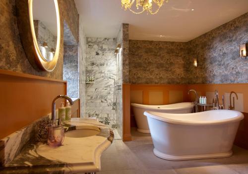 巴斯Homewood Hotel & Spa - Small Luxury Hotels of the World的带浴缸和盥洗盆的大浴室