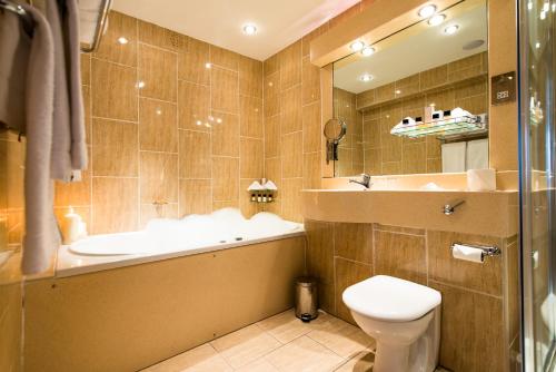 斯特林利物浦莱纳酒店的一间浴室