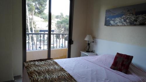 莫莱拉Apartamento Tosca Mar的一间卧室设有一张床和一个大窗户