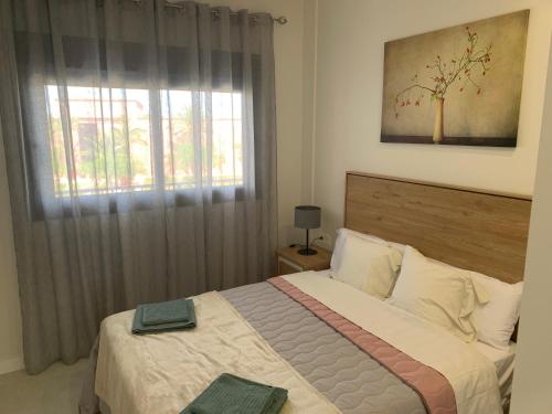 阿尔阿马德穆尔西亚Casa Kadanza的一间卧室设有一张大床和一个窗户。