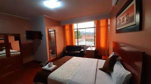 SatipoVicttorios Hotel的一间设有大床和窗户的酒店客房