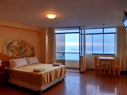 万查科Hotel Huankarute的一间卧室设有一张床,享有海景