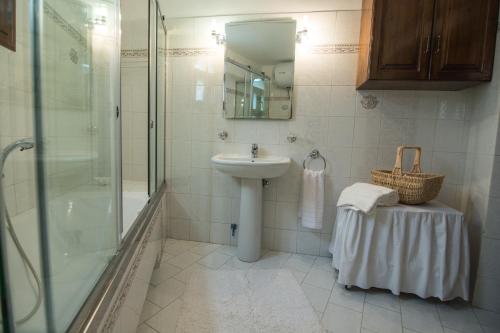Éxo GoniáKarpimo Vineyard Villa with Heated Pool的白色的浴室设有水槽和淋浴。