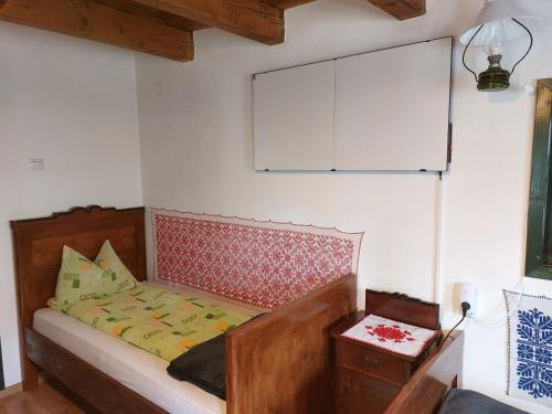 里梅泰亚Félix ház的一间小卧室,配有一张床和一张桌子