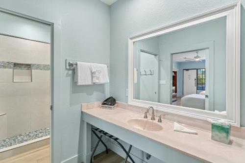 德斯坦Beachside Inn的一间带水槽和镜子的浴室