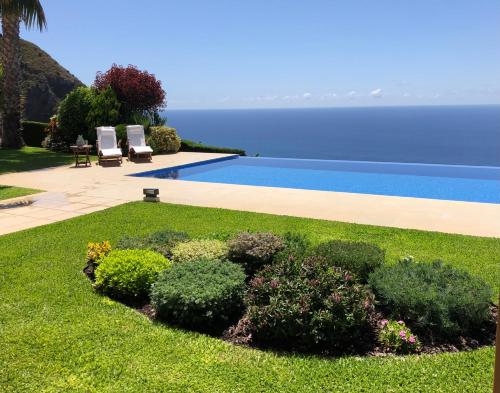 阿科达卡列塔Morning Star Villa的海边的院子,设有游泳池