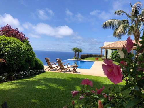 阿科达卡列塔Morning Star Villa的一个带游泳池和海洋的庭院