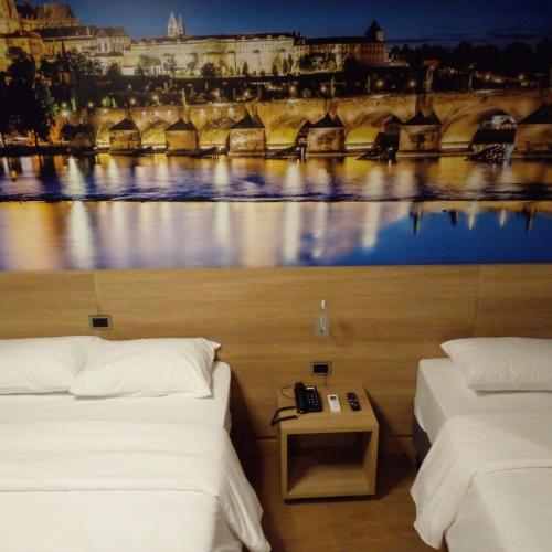 蓬塔格罗萨Hotelog Tibagi的酒店客房带两张床和壁画