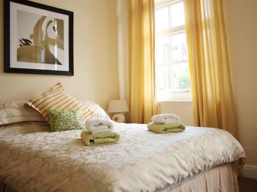 伯肯黑德利沃美景旅馆的一间卧室配有带毛巾的床